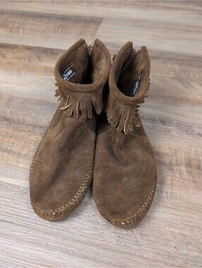 Minnetonka Womens 8.5 Brown Moccasin Boots Fringe Back Zip Suede Soft Sole 283